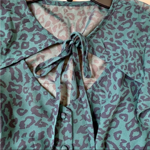 NWT Moon River Ruffle Split Tie Teal Leopard Blouse XS - Picture 2 of 8